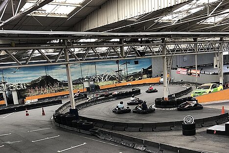 ein Blick auf die Kartbahn mit Fahrern