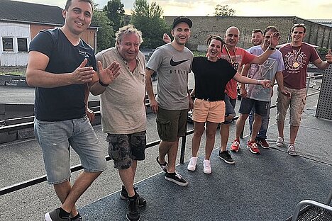 Foto der teilgenommenen Mitarbeiter nach der gelungen Kartbahnfahrt